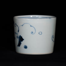 画像をギャラリービューアに読み込む, 染付(そめつけ)蕎麦猪口(そばちょこ)-栗鼠葡萄(りす ぶどう)ー