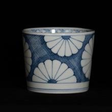 画像をギャラリービューアに読み込む, 染付(そめつけ)蕎麦猪口(そばちょこ)-地文菊花文(じもん きくかもん)