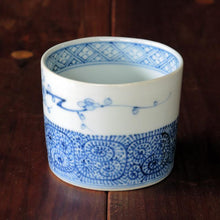 画像をギャラリービューアに読み込む, 染付(そめつけ)蕎麦猪口(そばちょこ)-枝梅と蛸唐草(えだうめ たこからくさ)