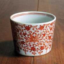 画像をギャラリービューアに読み込む, 錦(にしき)蕎麦猪口(そばちょこ)-赤絵(あかえ)の牡丹唐草(ぼたんからくさ)