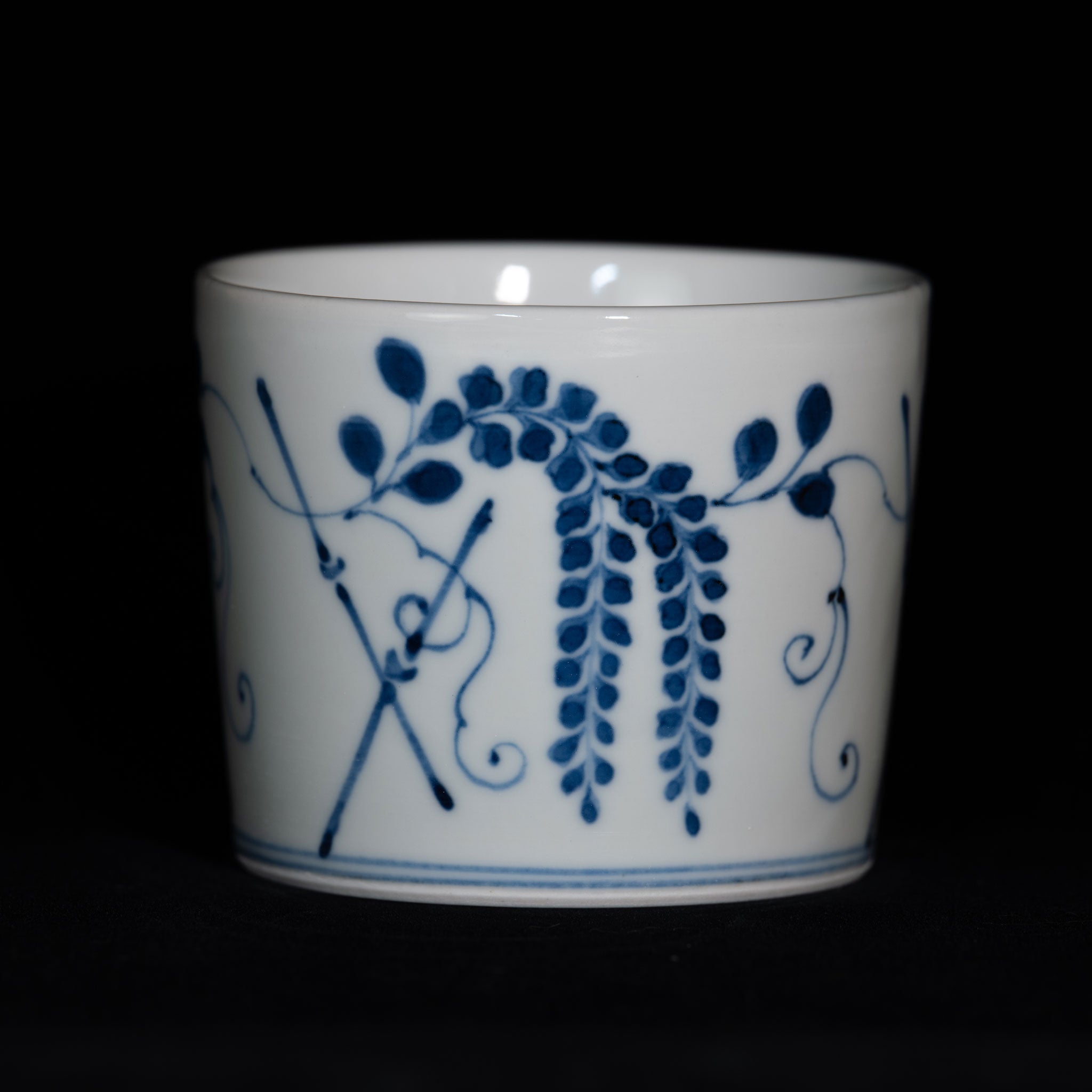 花を活けた染付け蕎麦猪口盃 染付（そめつけ）蕎麦猪口（そばちょこ）－燕子花（かきつばた