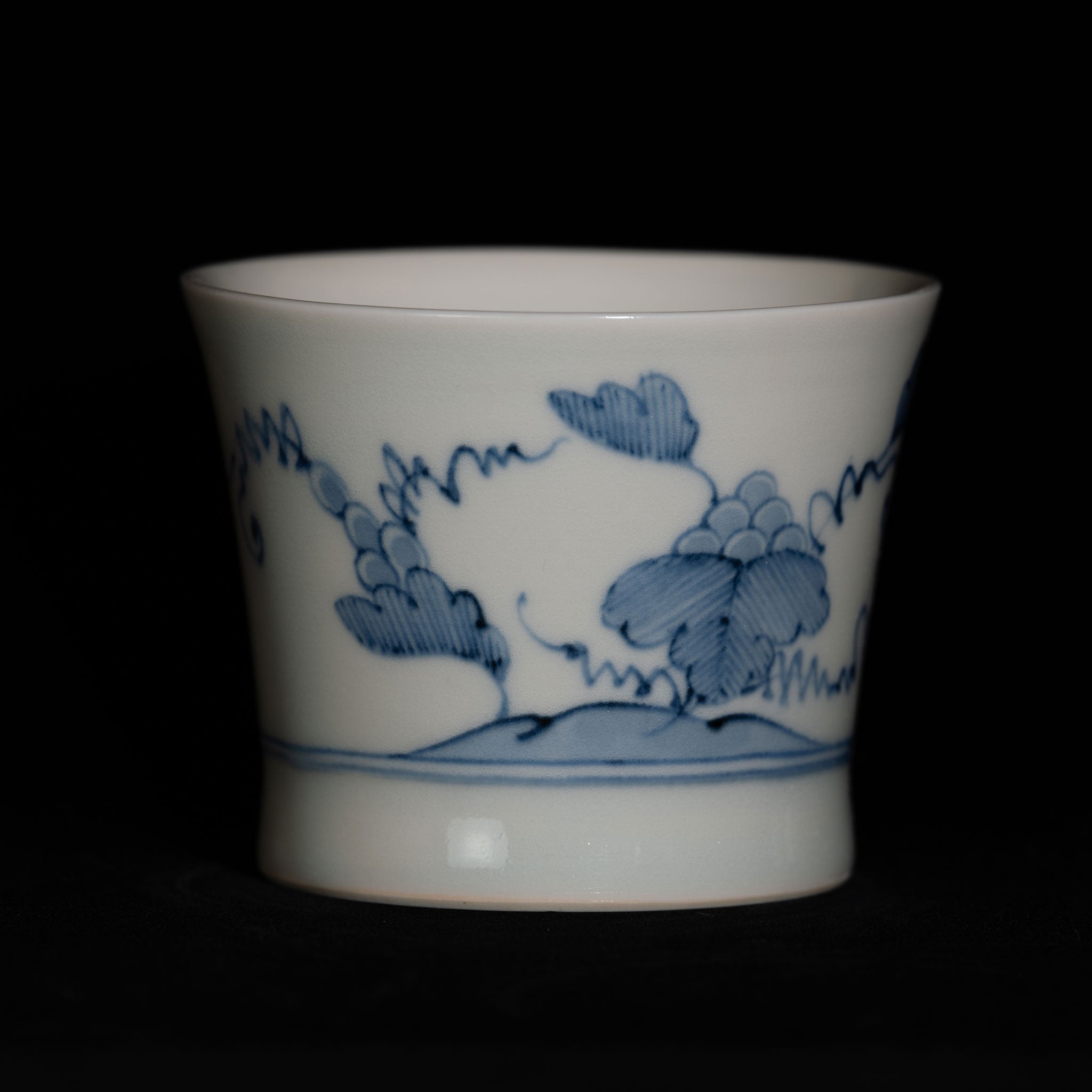 花を活けた染付け蕎麦猪口盃 花を活けた染付け蕎麦猪口盃 花祭窯オンラインショップ